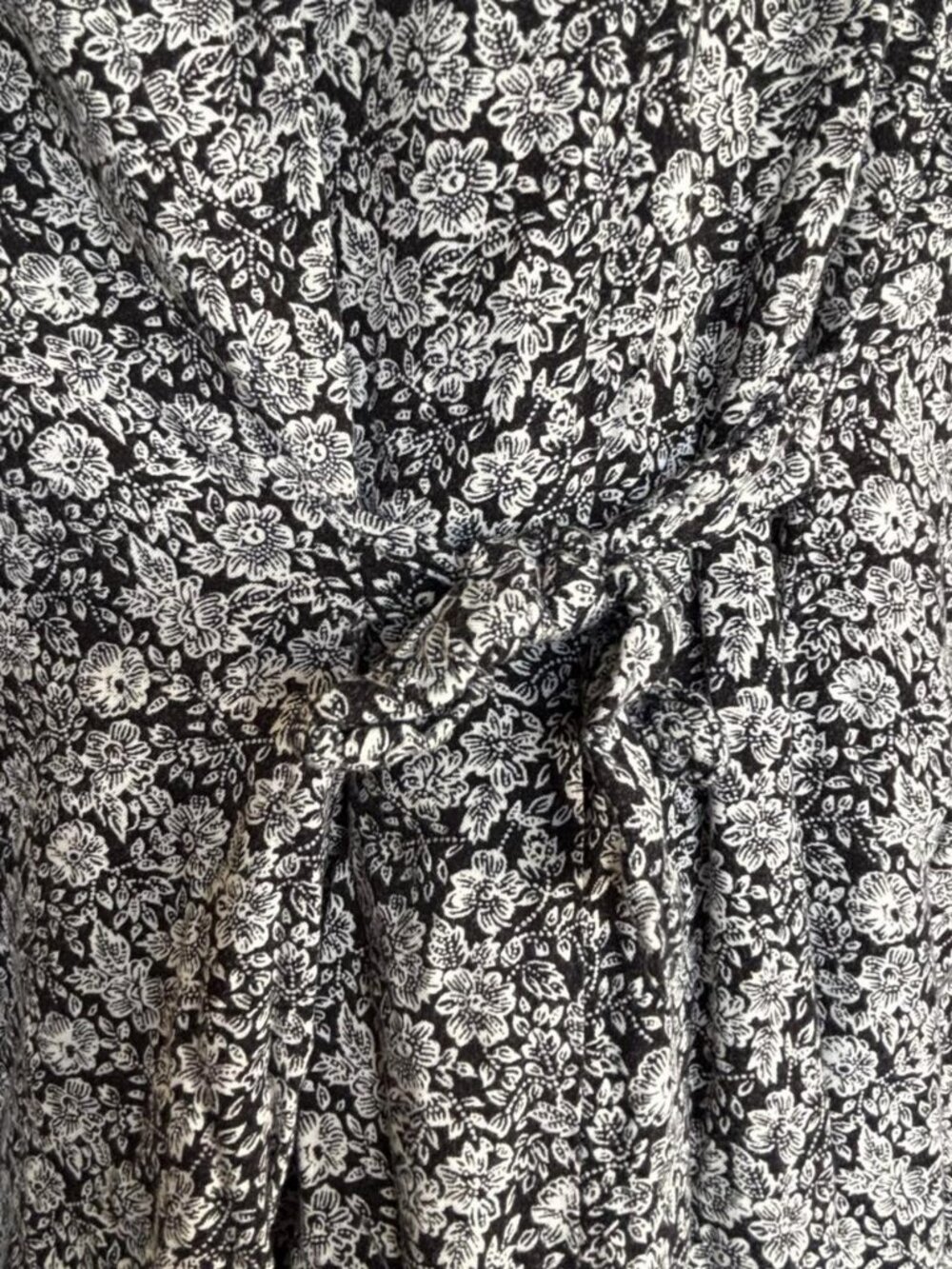 Express Black White Flora
